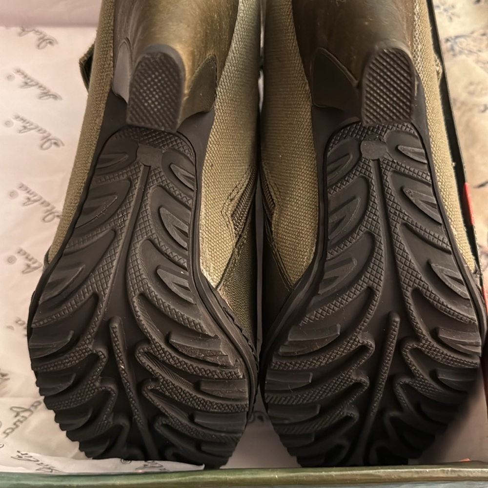 Olive green high heeled ankle boots with snap accent contrast, panel. Size 8.5 - Picture 4 of 7